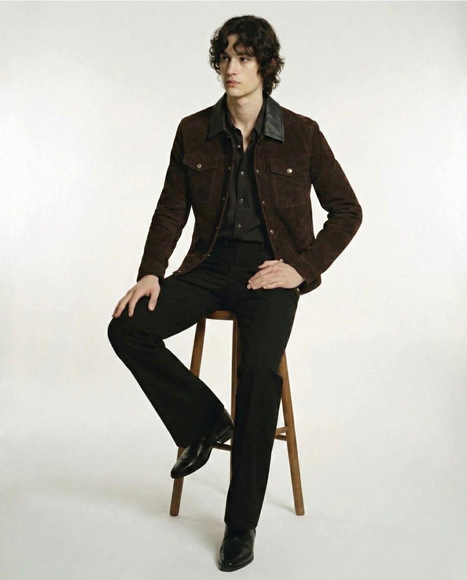 チョコレートブラウンのレザートリムスエードトラッカージャケット