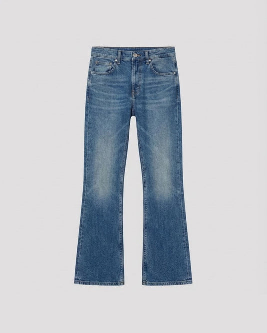 ミッドブルーデニムのブーツカットジーンズ