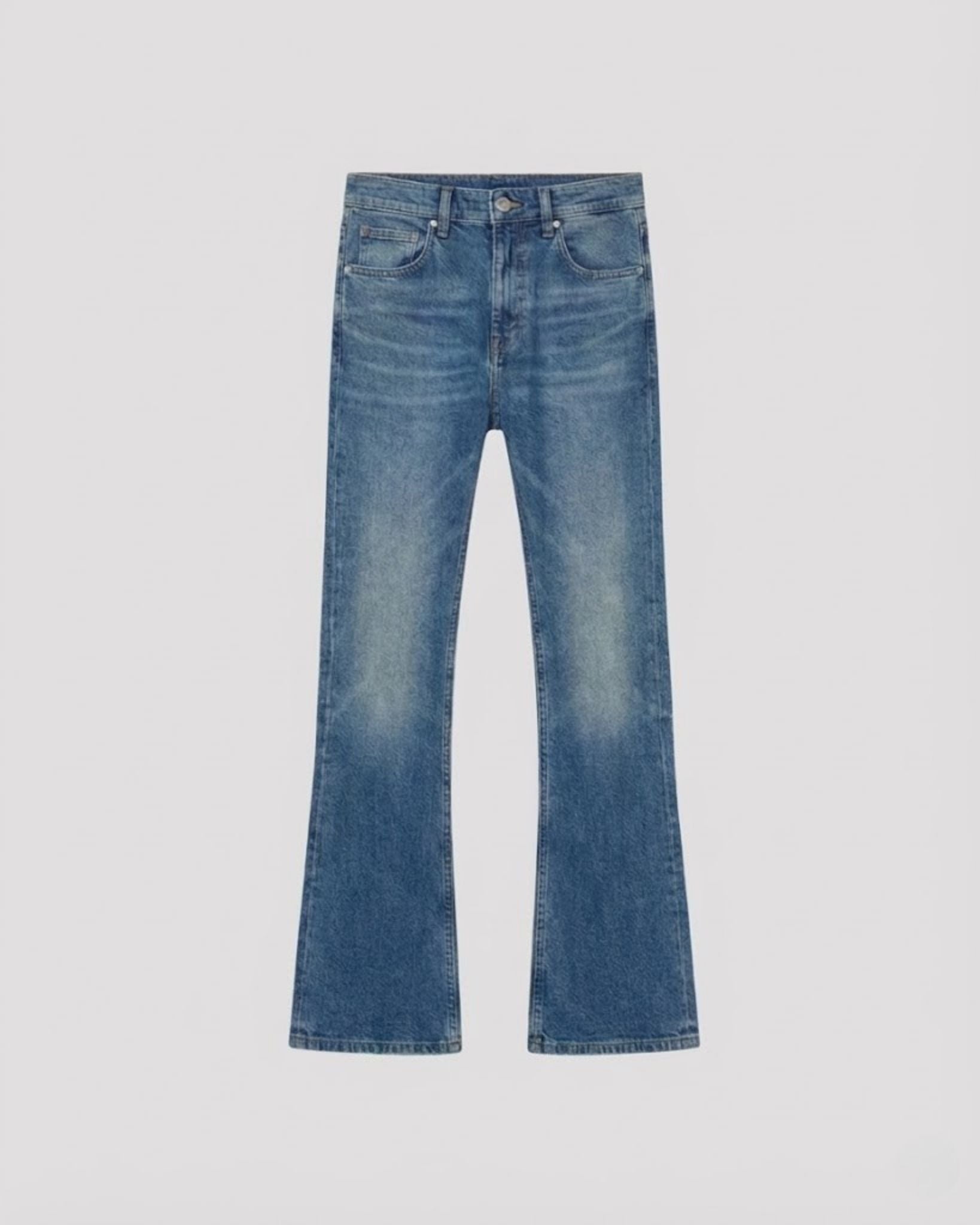 ミッドブルーデニムのブーツカットジーンズ